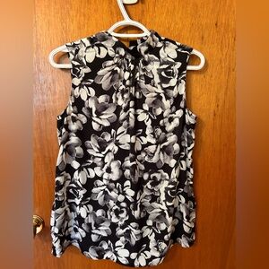 Sleeveless Suzy Shier floral print blouse